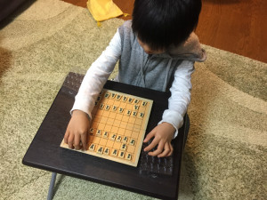 息子と将棋。