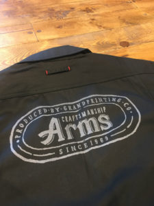 つなぎにArmsのロゴを印刷しました。